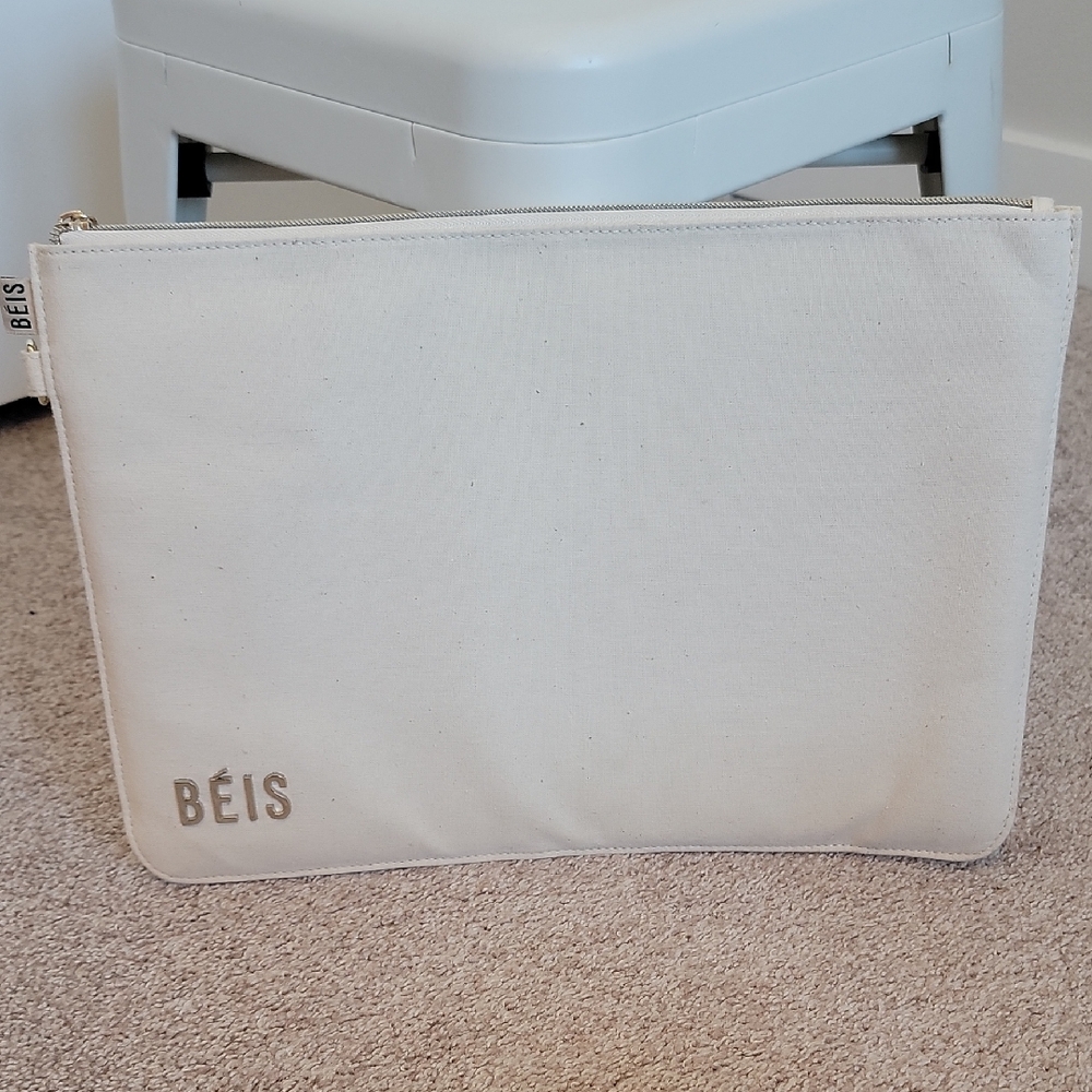 SOLD--- Beis Laptop Sleeve